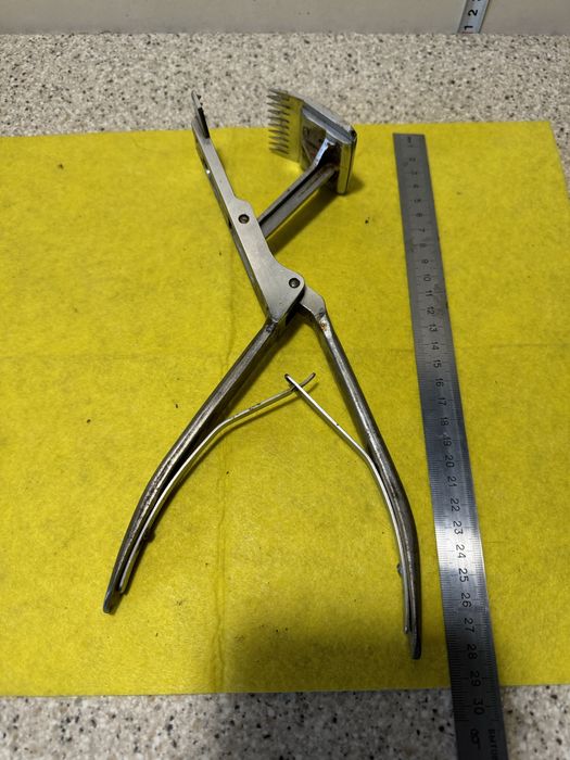 Клещ универсальный . Молоток кувалда кирка , тиски инструмент