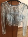 Camisa azul de renda com top por baixo