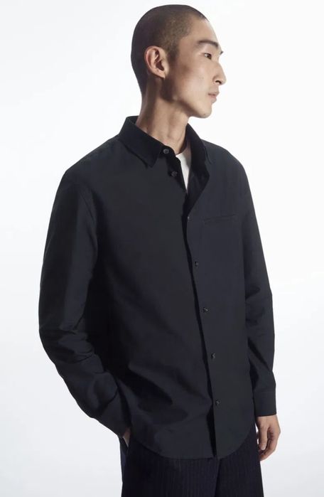 Cos чоловіча поплінова сорочка в темно синьому кольорі eu 38