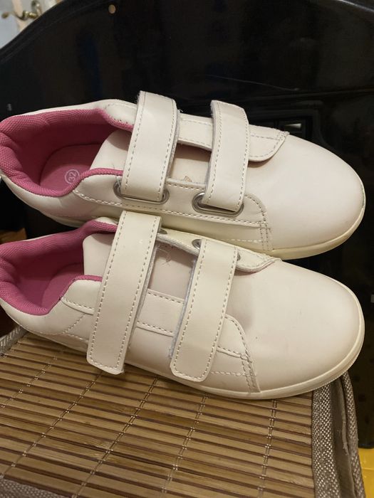 Нові кеди для дівчинки