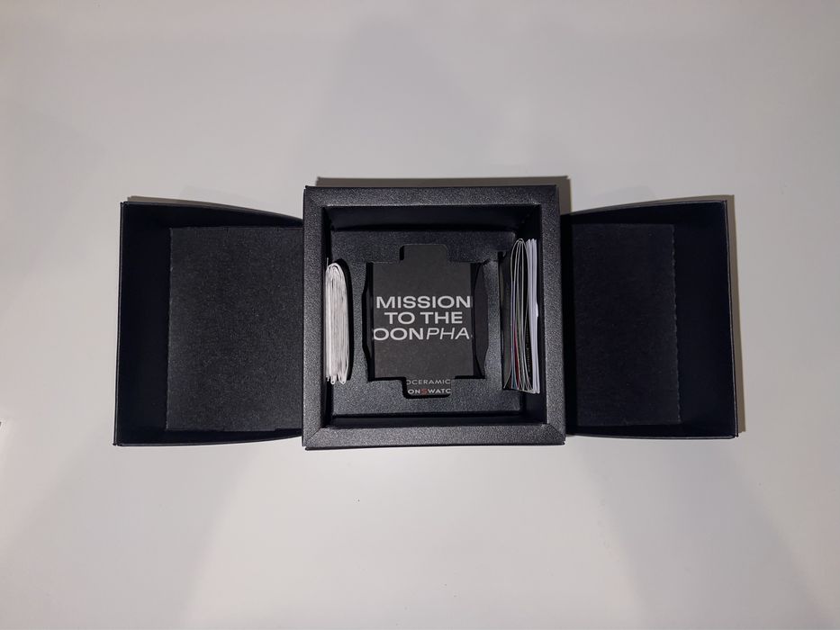 Swatch Moonswatch Mission to the Moonphase Snoopy New Moon "Black"