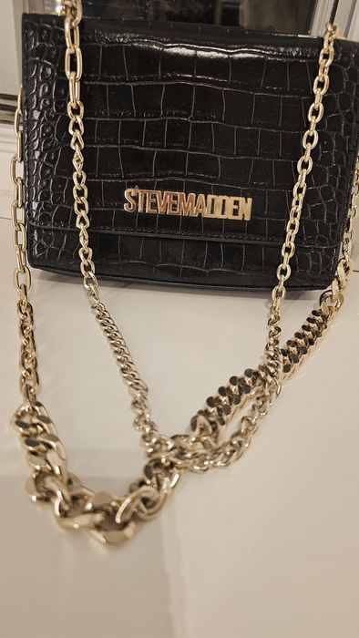 Це сумочка бренду Steve Madden.
На фото видно чорну модель у стилі «кл