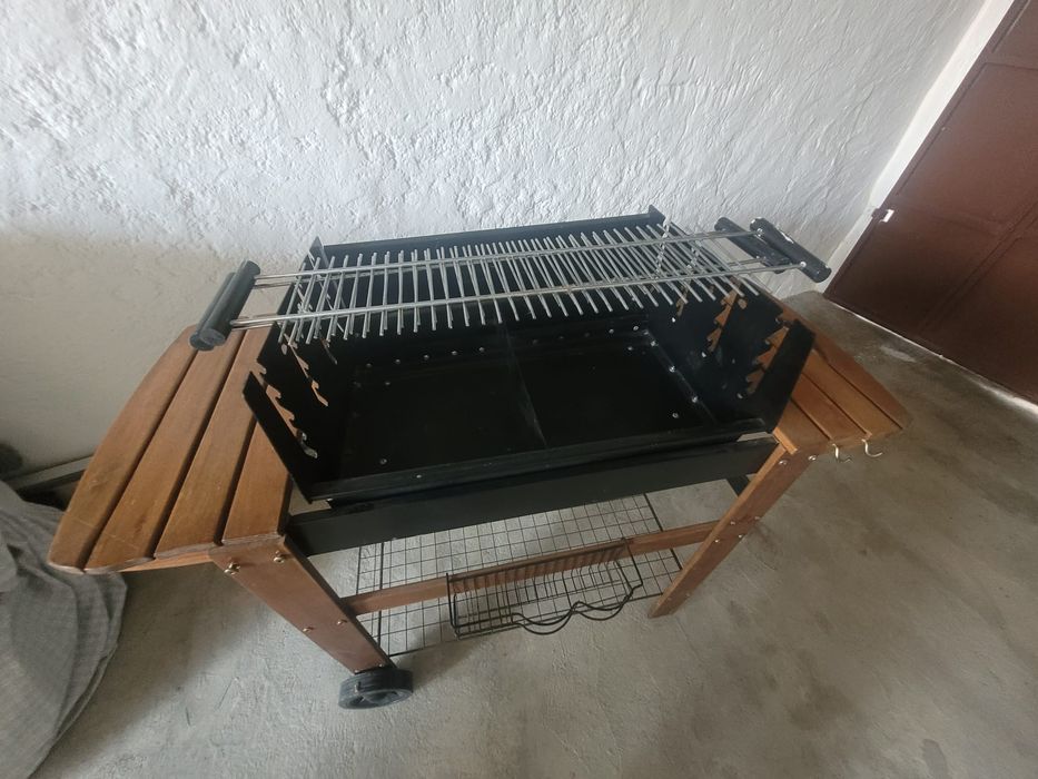 Grelhador a carvão com suporte Novo