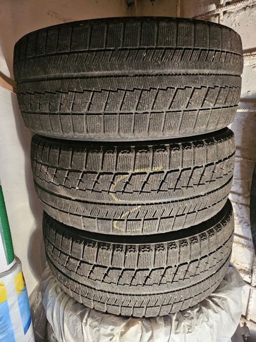 Зимова гума bridgestone blizzak 215/50r17