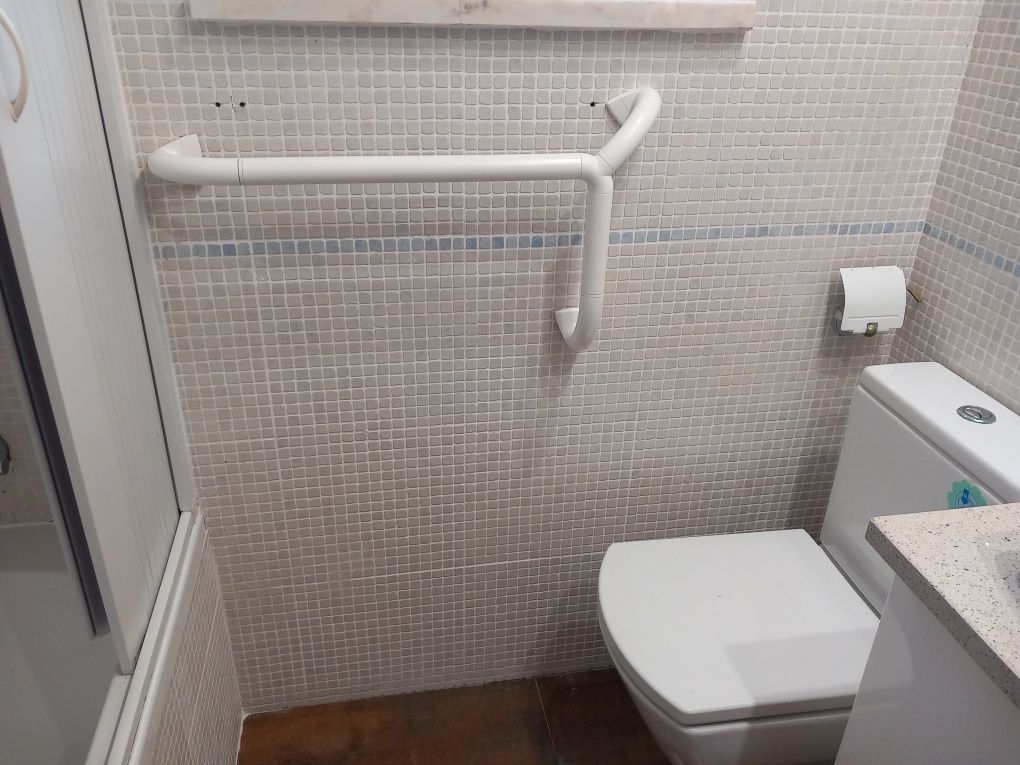 Apoios WC para pessoas com mobilidade reduzida