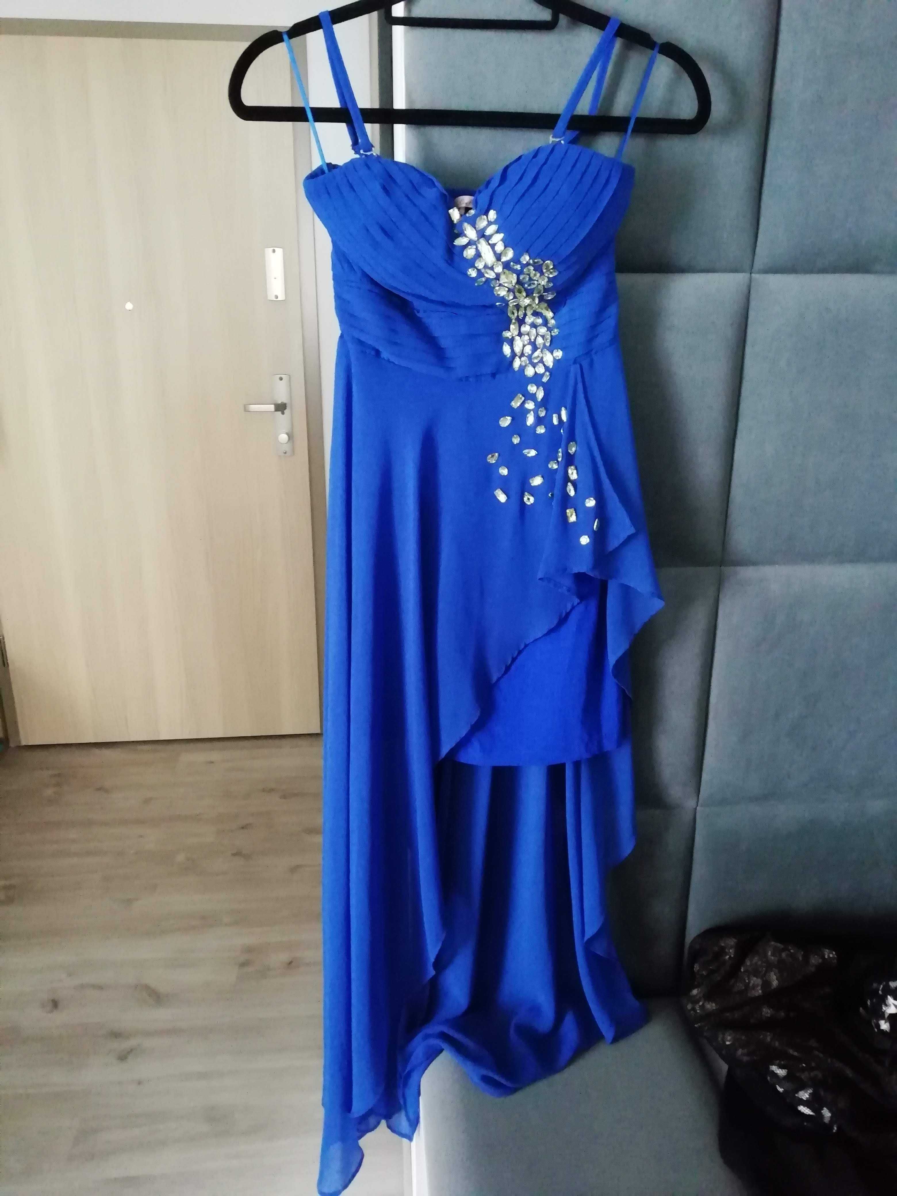 Asymetryczna sukienka wieczorowa z dłuższym tyłem niebieska