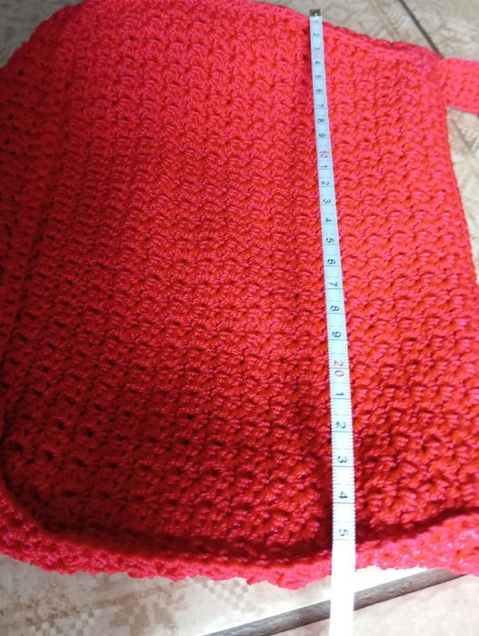 Ładna czerwona szydełkowa torebka