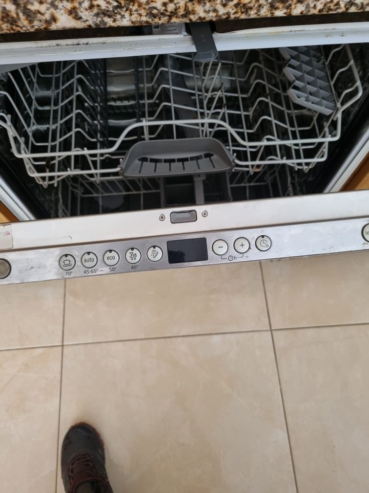 Máquina de lavar louça avariada