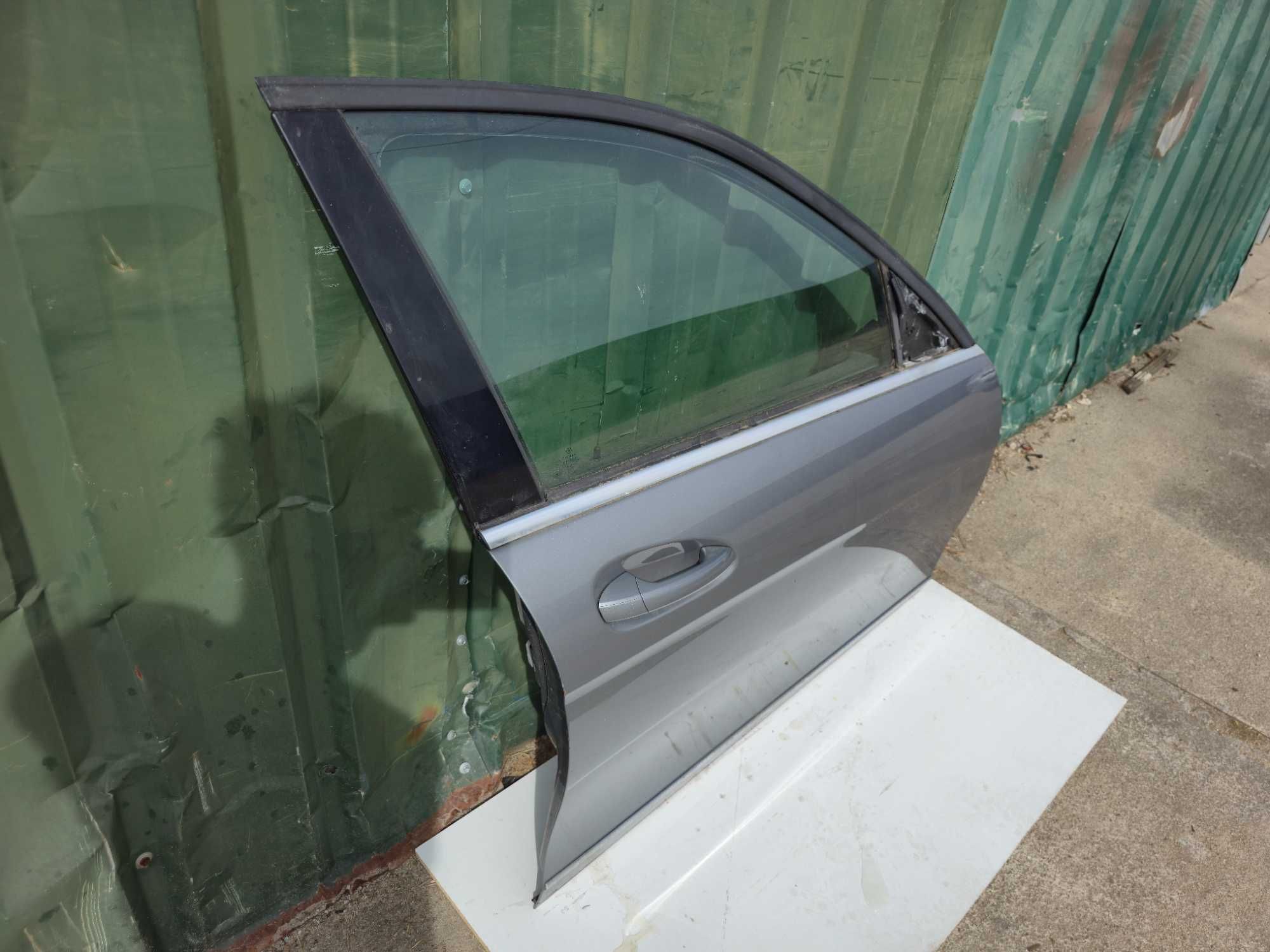 Porta frente direita MERCEDES C Class W204. (2007 a 2015)