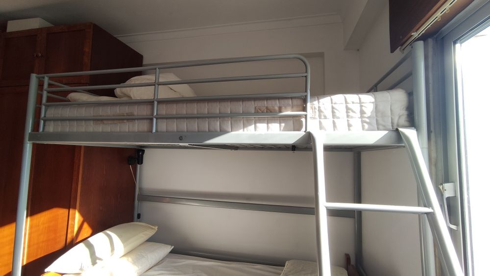 Cama alta SVARTA ikea com Colchão