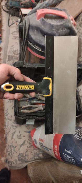 Малярний інструмент ,шпатель Dewalt 12.ширина 30 см.
