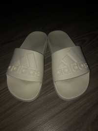 Klapki kremowe adidas 38