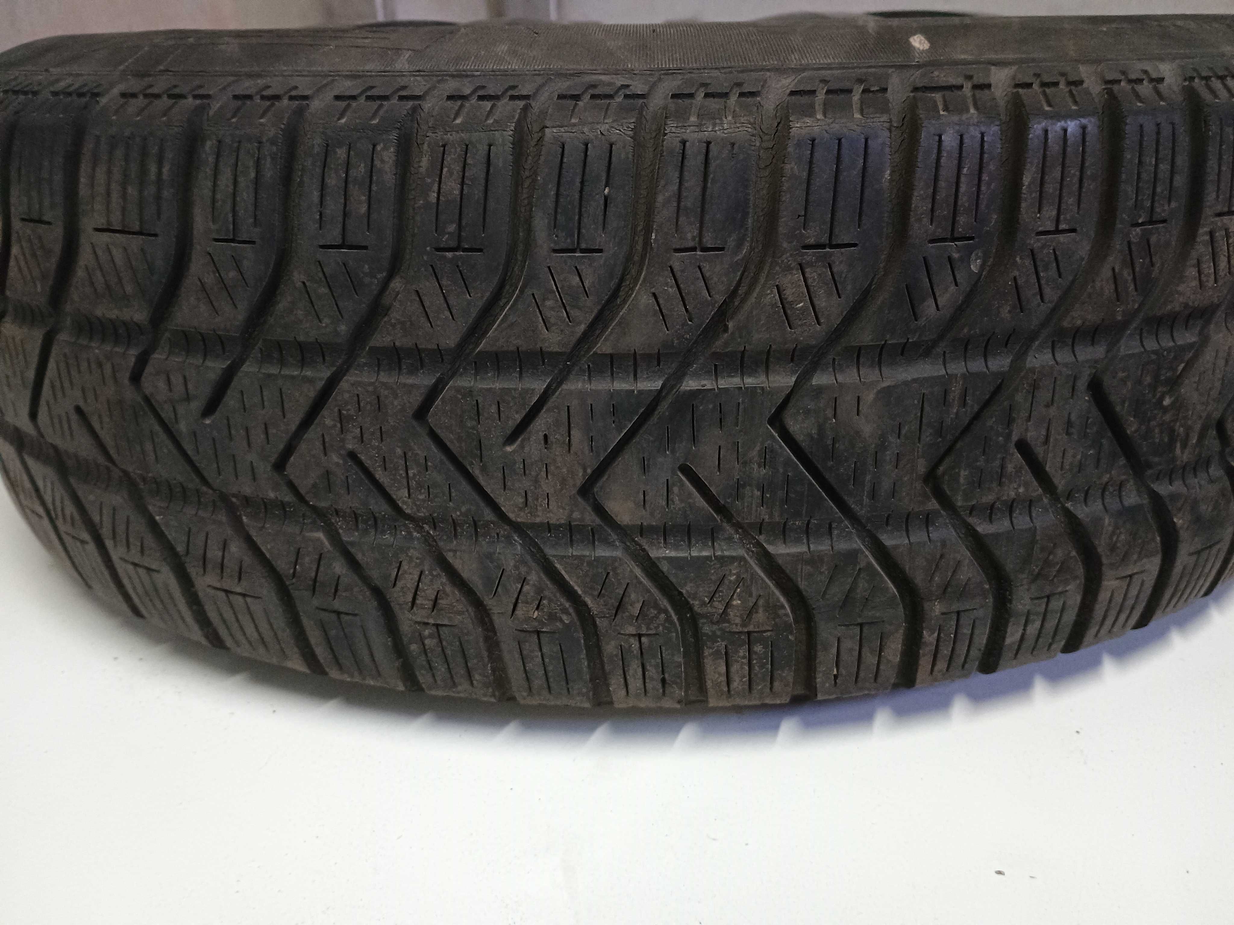 Koła zimowe felgi stalowe VW Golf VI 6 opony Pirelli 5x112 R15 Skoda