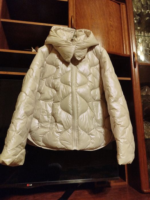 Зимова жіноча куртка з капюшоном