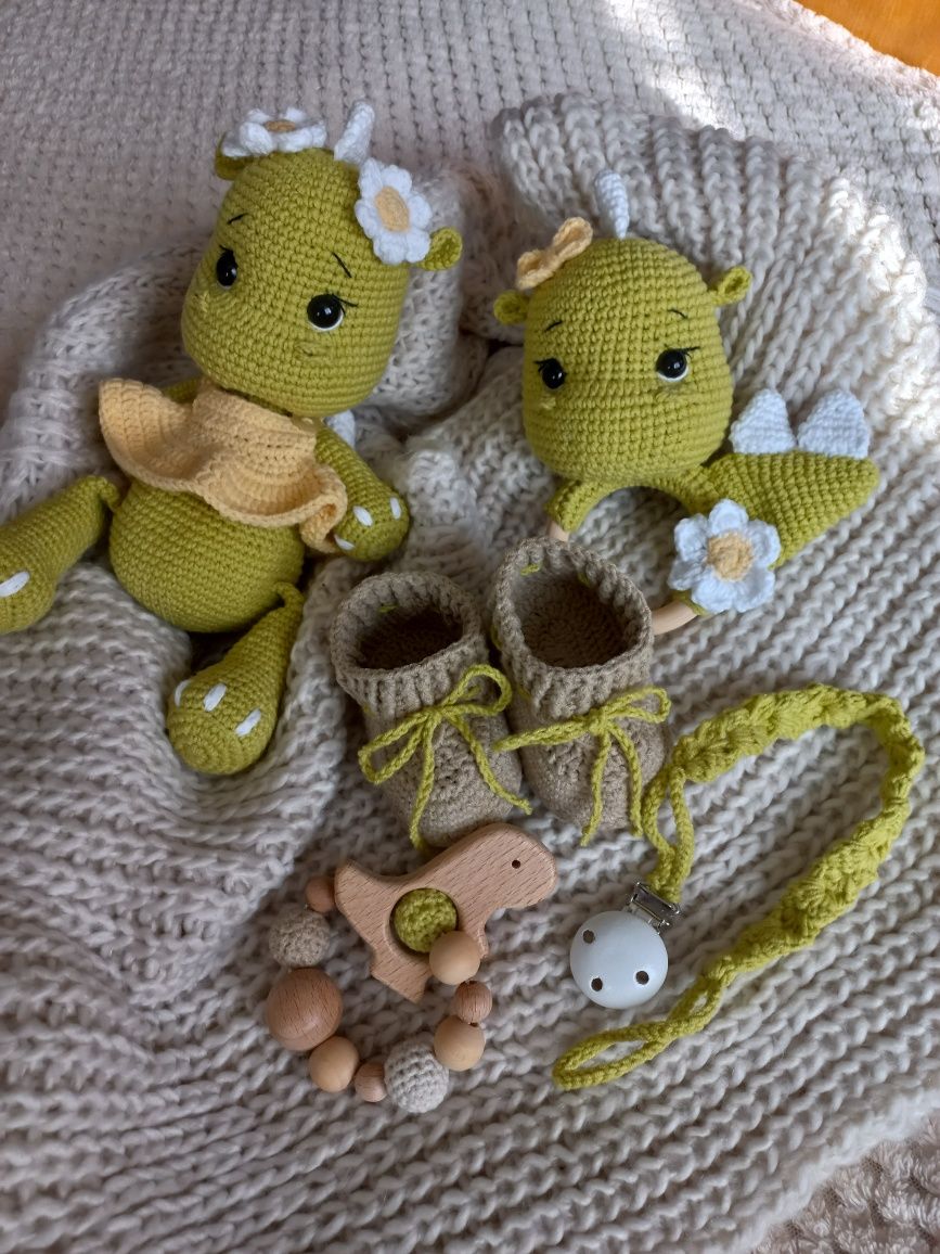 Вязаний комплект: іграшка-дракоша, пінетки, брязкальце, гризунок
