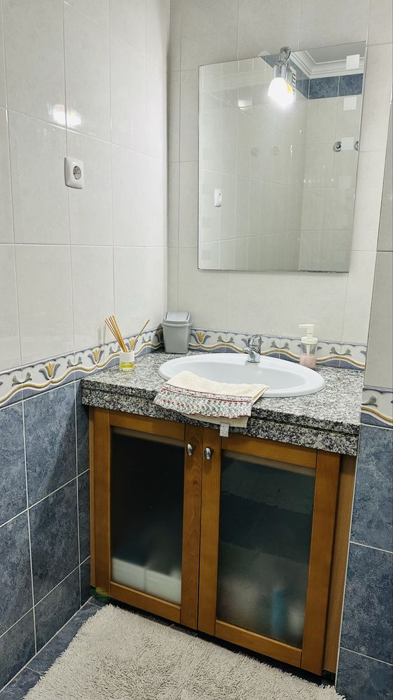 Quarto com casa de banho e cama de casal