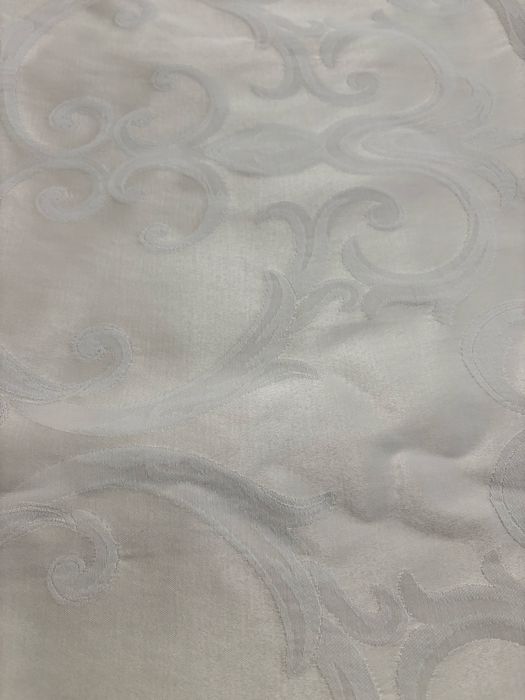 Piekny obrus z podkładkami z wloskiej tkaniny