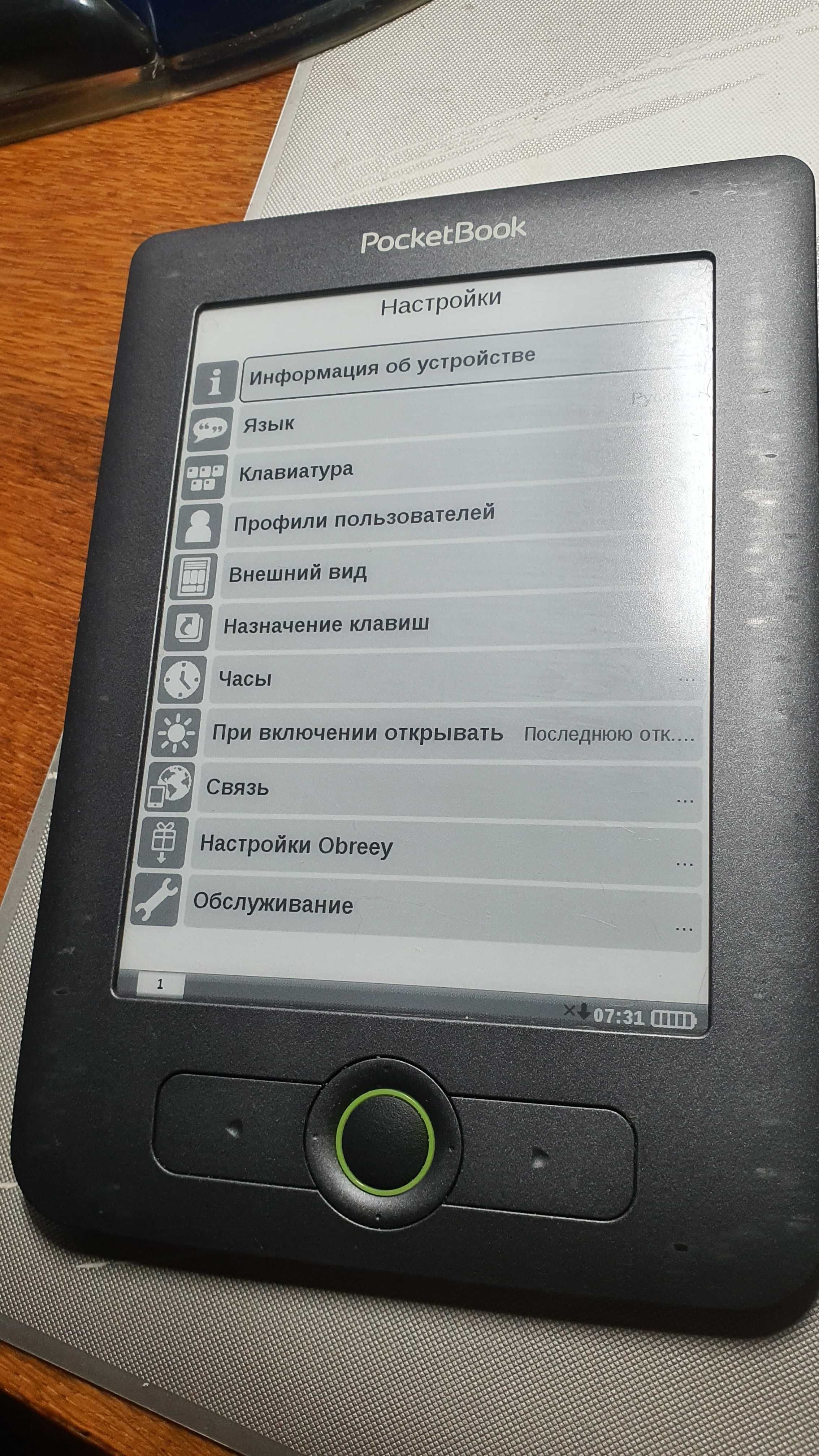 Электронную книгу PocketBook 611 в отличном состоянии.