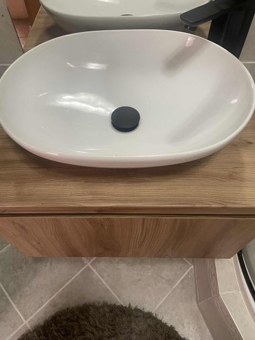 Biała umywalka nablatowa