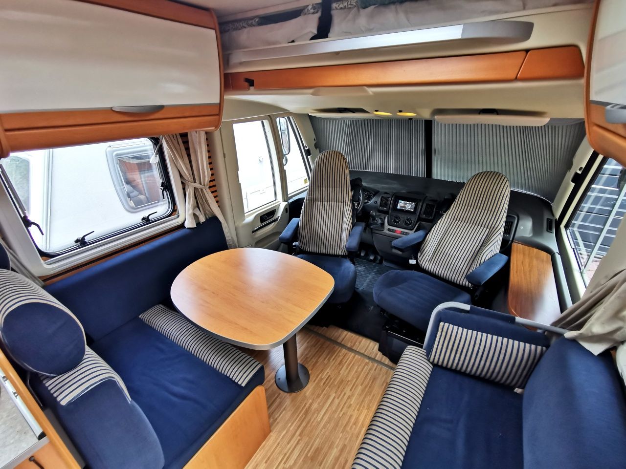 Wynajem kamper HYMER integra, Sierpień bez limitu kilometrów 4-osobowy