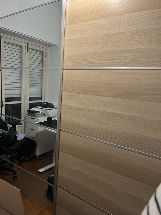 Roupeiro com espelho