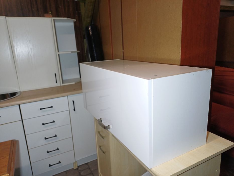 Biała  szafka ze szklaną półką.Transport.