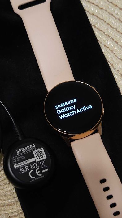 Smartwatch Samsung Galaxy Active 2 - różowy. Ładowarka w zestawie