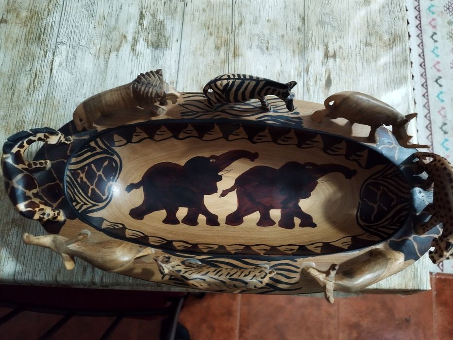 Taça africana de madeira
