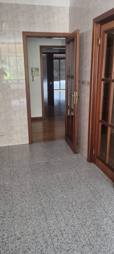 Aluga-se T2 em Creixomil