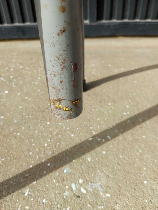 Banco em metal antigo