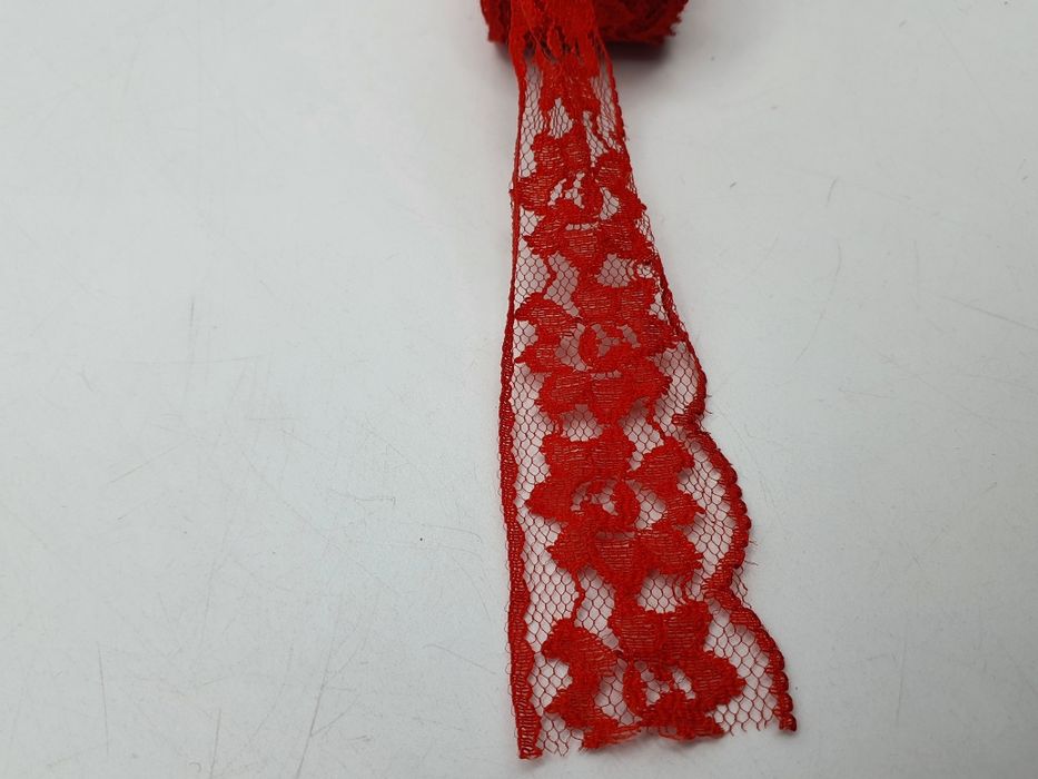 Koronka czerwona kupon 5 m.x 3,80 cm.
