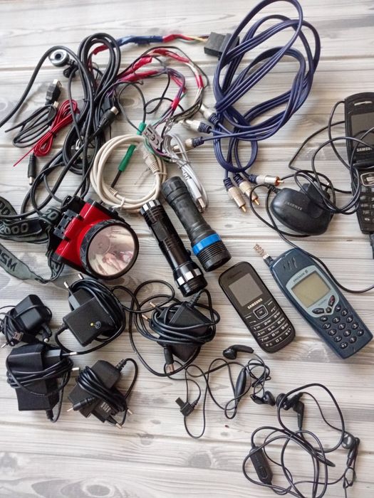 На запчасти .шнуры ,телефоны,фонарики.