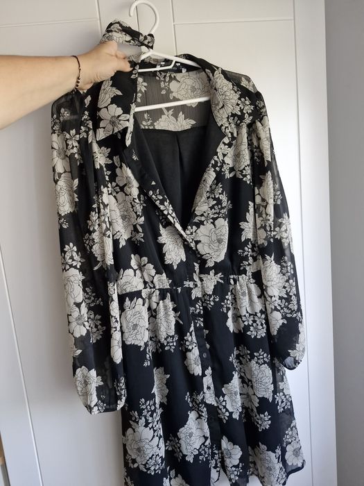 Sukienka reserved w kwiaty czarna 40 L