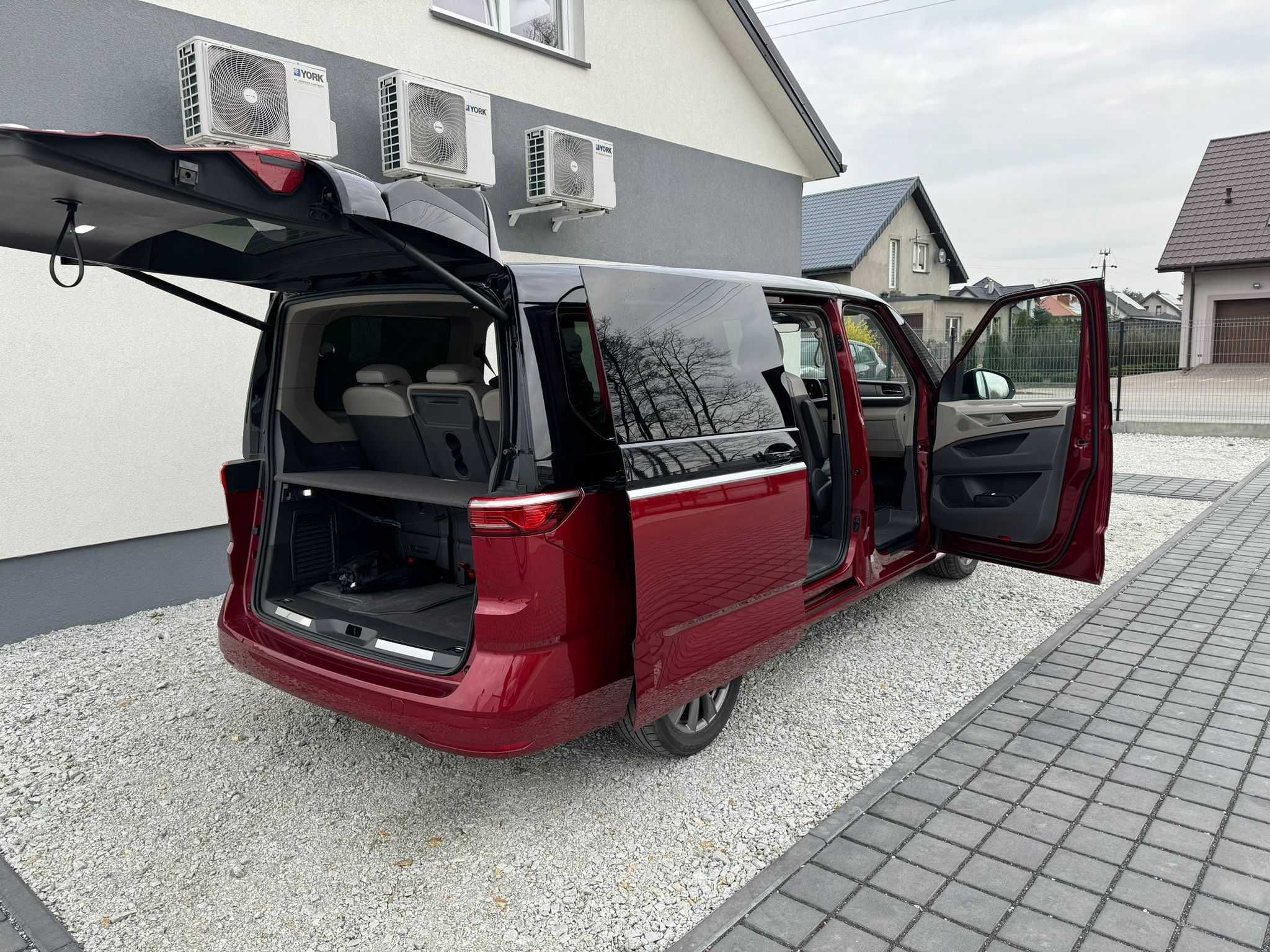 Wynajem Busa 7osób VW Multivan 1.4 e-Hybrid 218 KM Full opcja