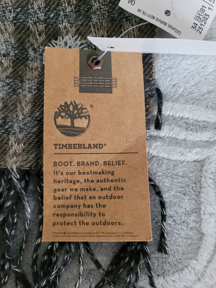 Brązowy szalik Timberland.