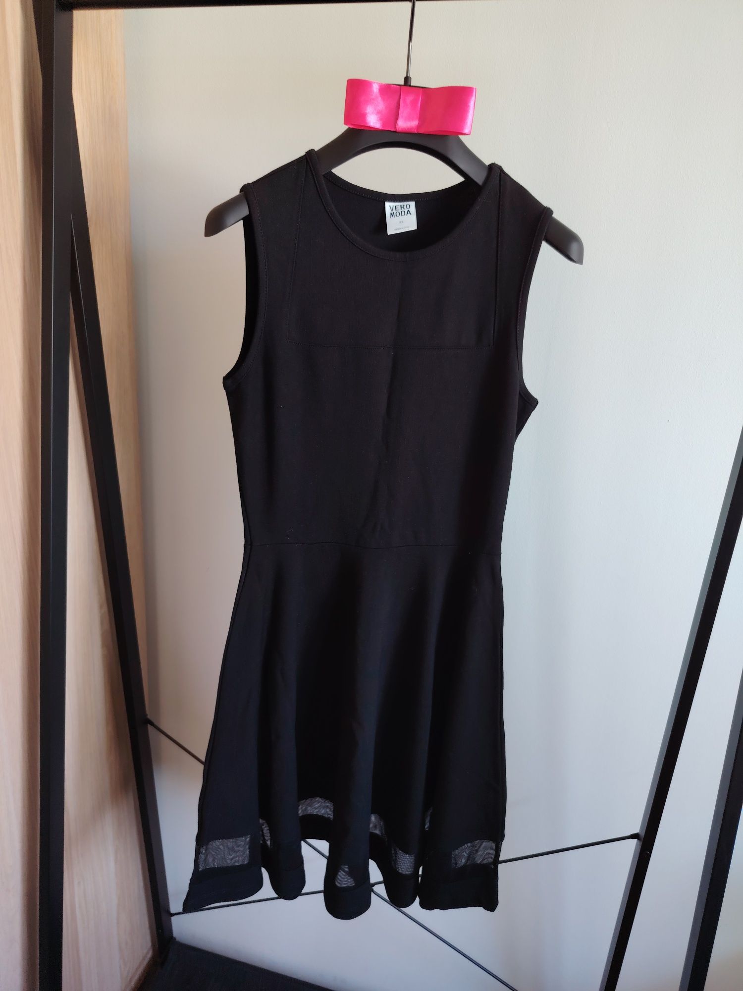Czarna sukienka midi marki Vero Moda w rozmiarze XS