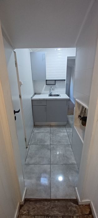 Alugo T 2 em águas furtadas na rua de São Bento em Lisboa