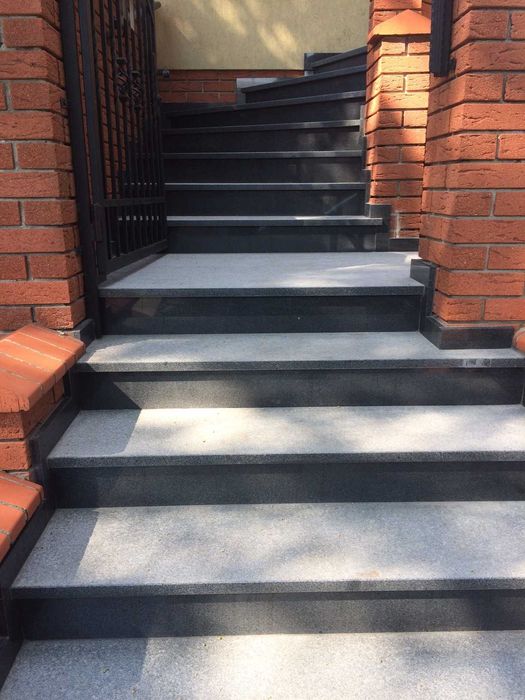 Schody z oryginalnego kamienia, konglomeratu, spieku, marmuru.