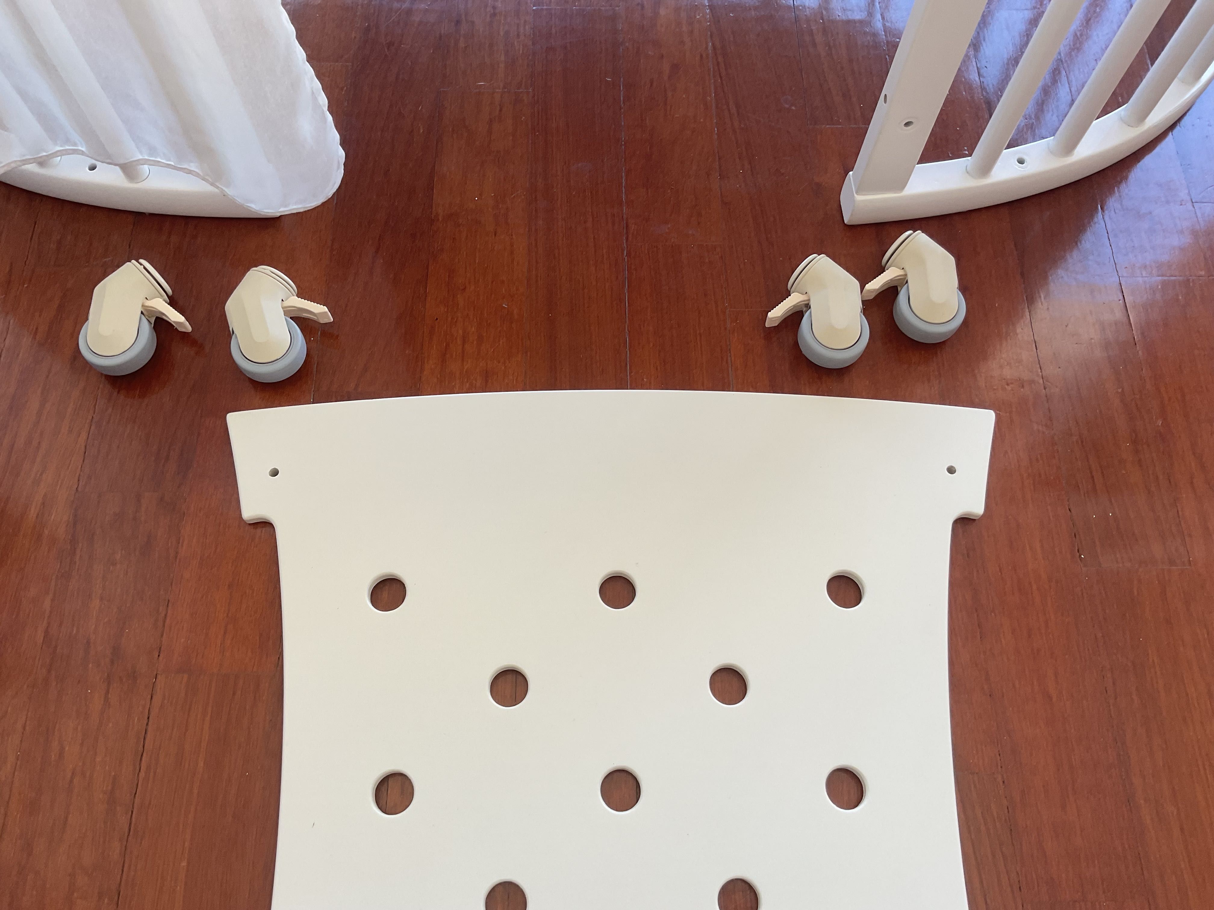 Berço STOKKE Sleepi V3 + muda fraldas STOOKE + secretária + almofadas