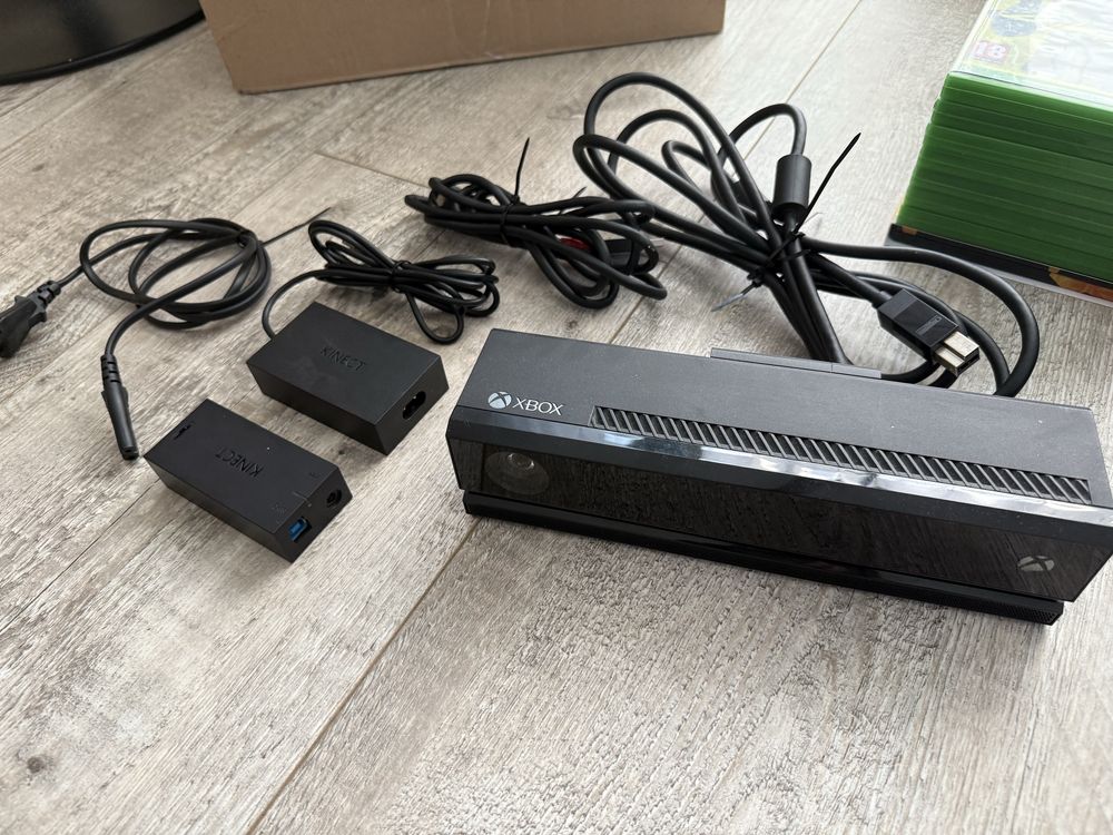 Xbox one x 1 TB, 2x pady, kinect, 8 gier