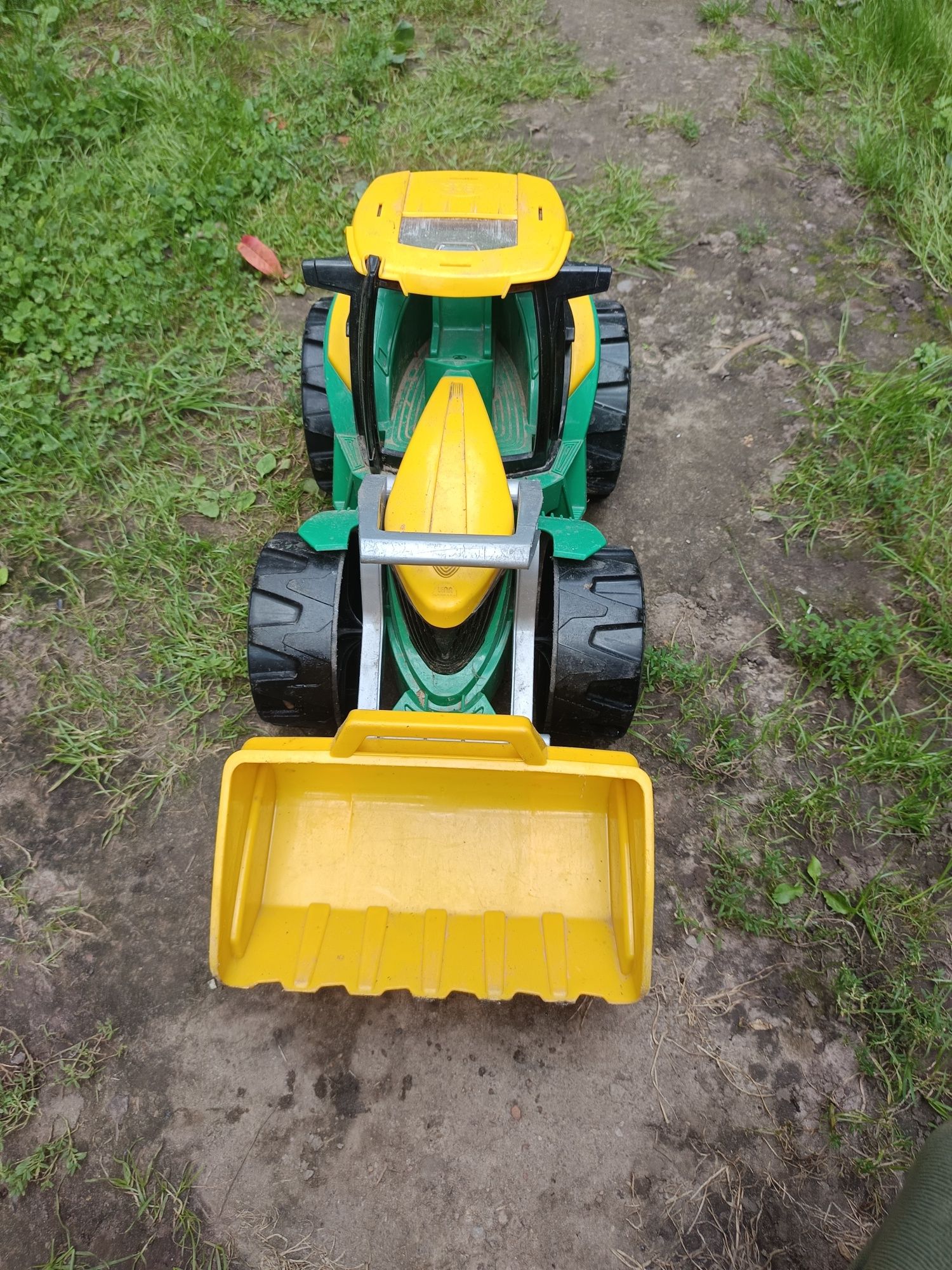 Duży ciągnik traktor