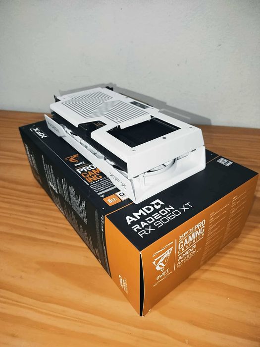 Gráfica AMD RX 9060 XT Semi-Nova
