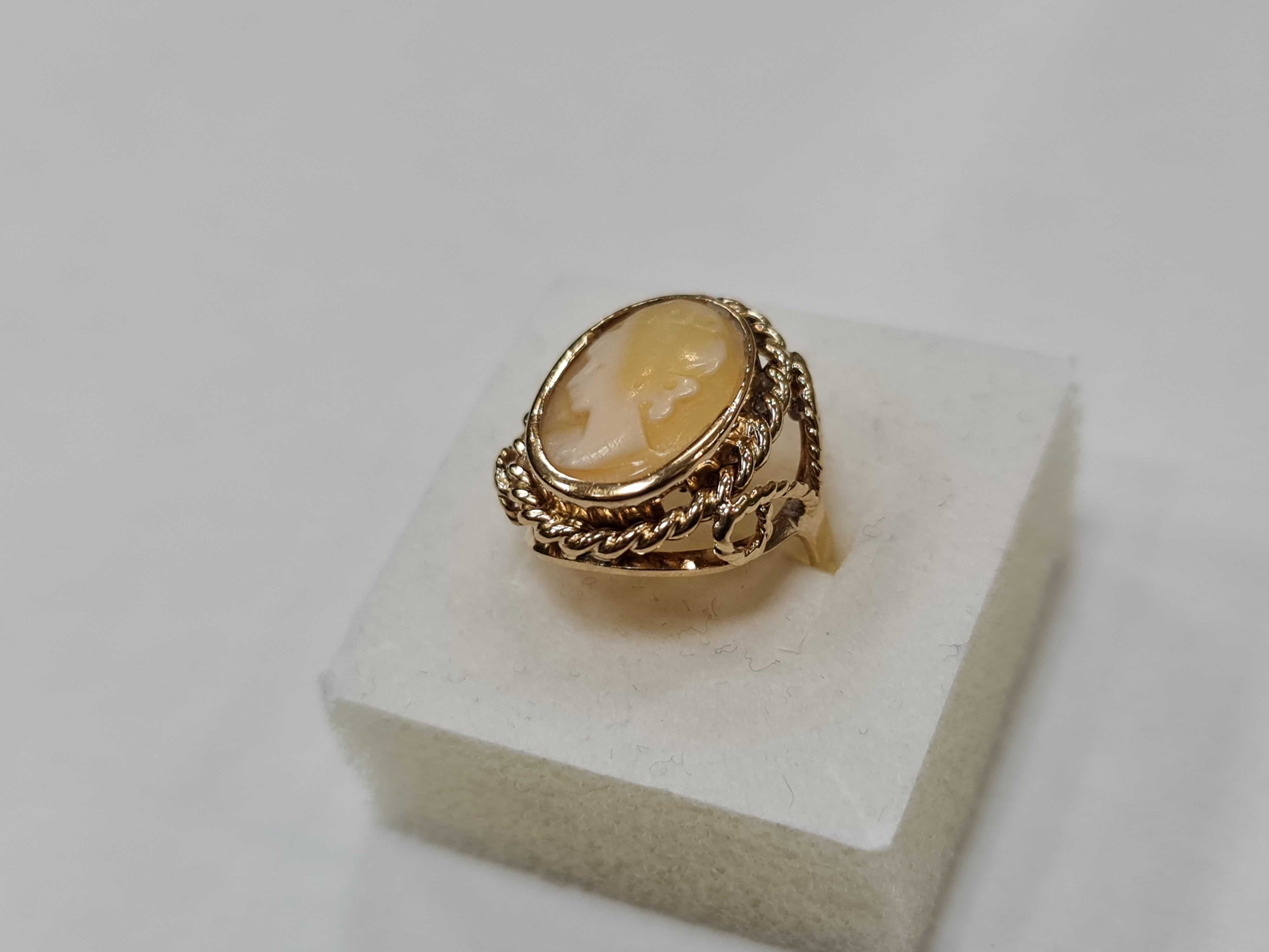 II poł. XX wieku! Złoty pierścionek/ Kamea/ 750/ 5.46 gram/ R10