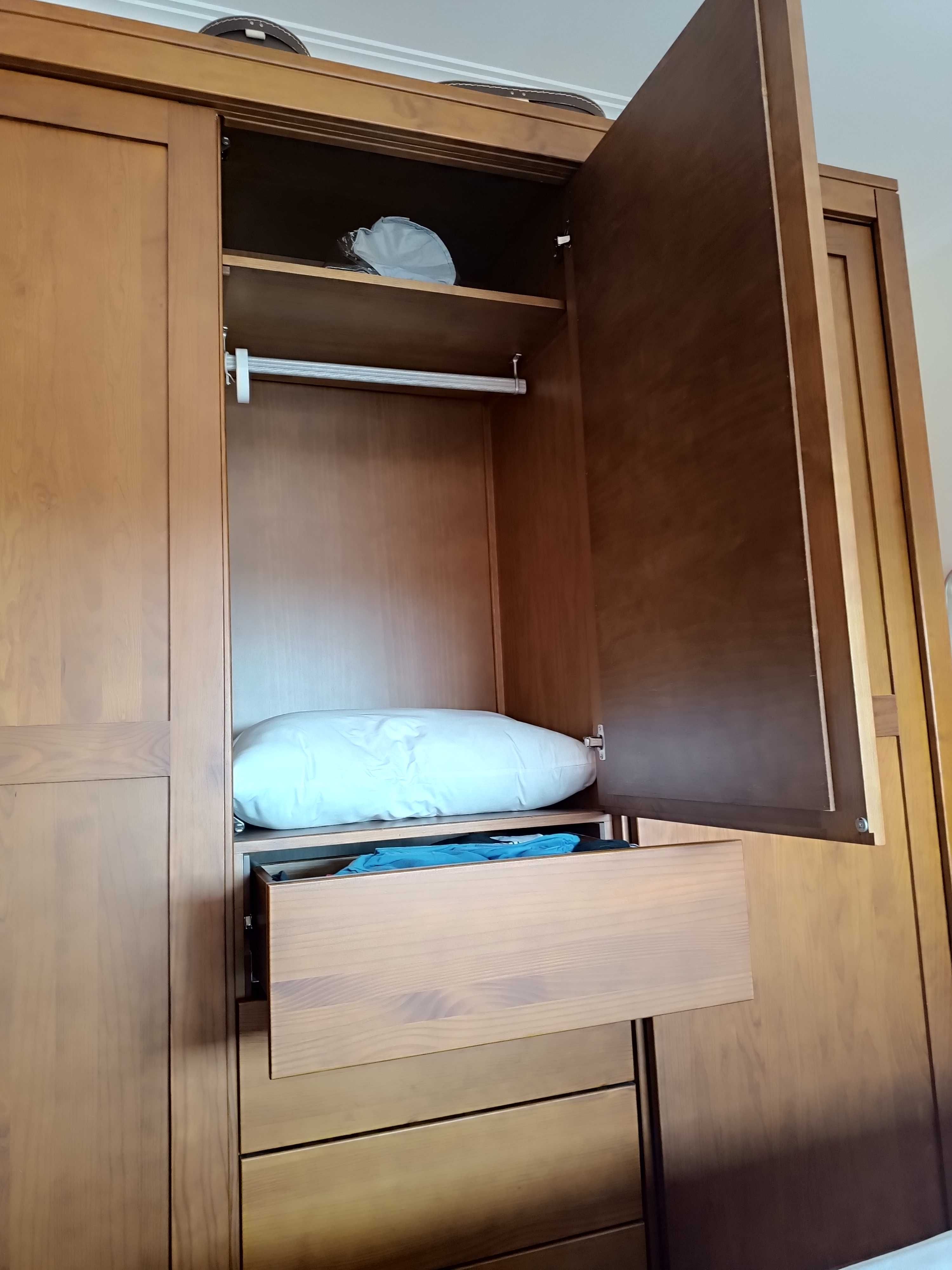 Quarto casal - cama + colchão + roupeiro + cômoda + mesa cabeceira