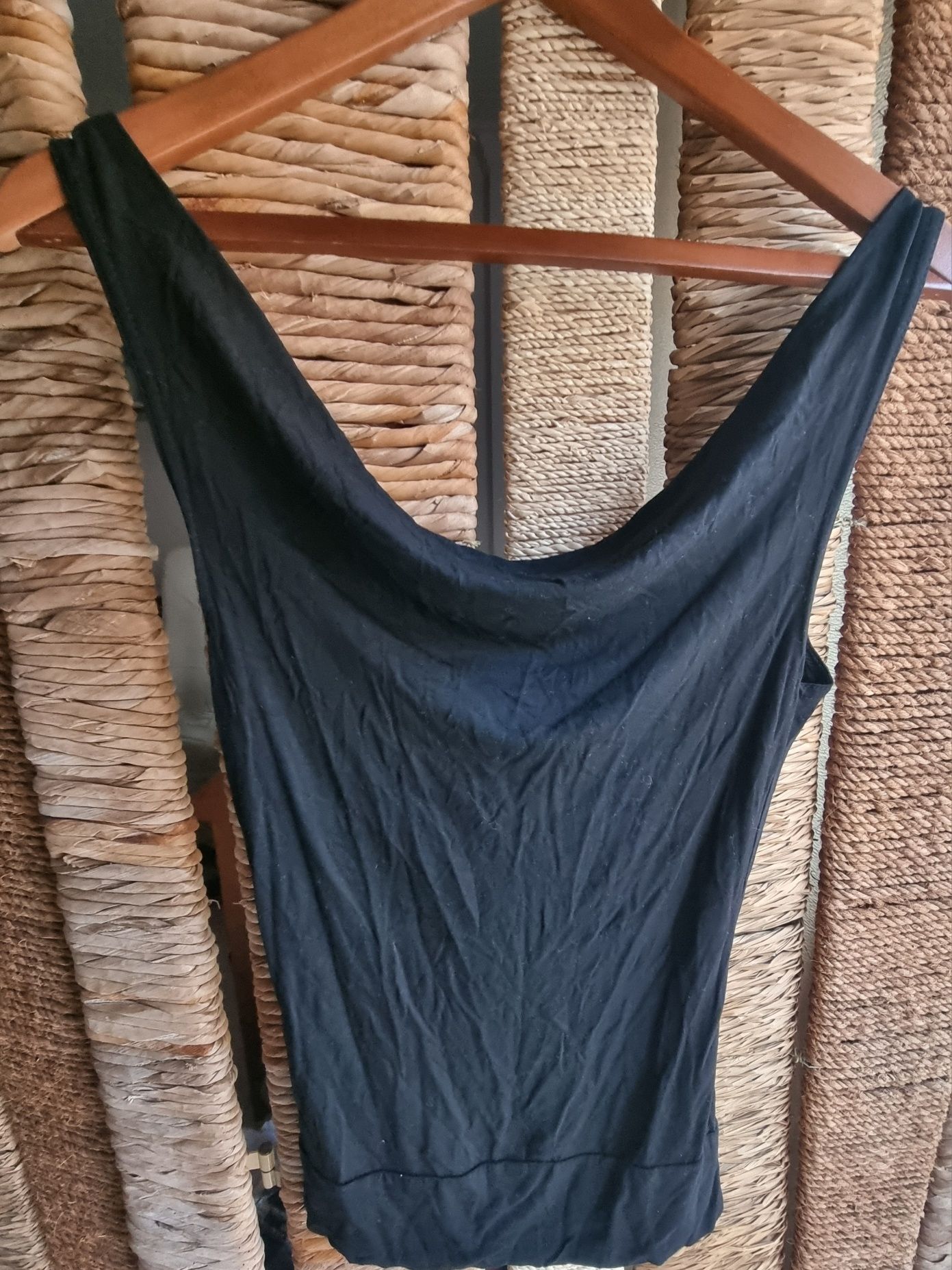 Blusa preta com aplicações de correntes douradas