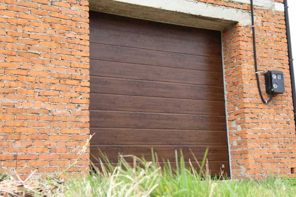 Автоматичні або з ручним відкриванням секційні підйомні ворота в гараж