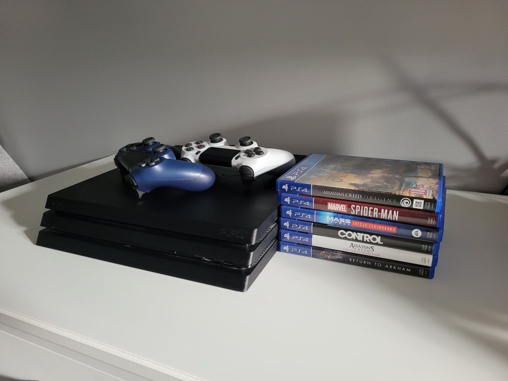 PS4 Pro + 6 gier + 2 pady