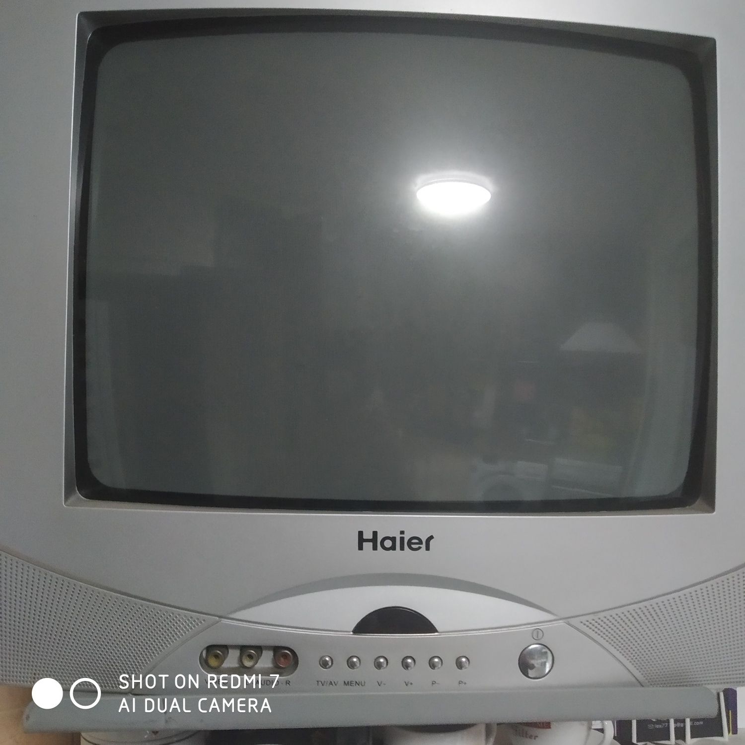 Телевизор для дачи/кухни Haier  с полкой  + приставка Т-32 (с пультом)