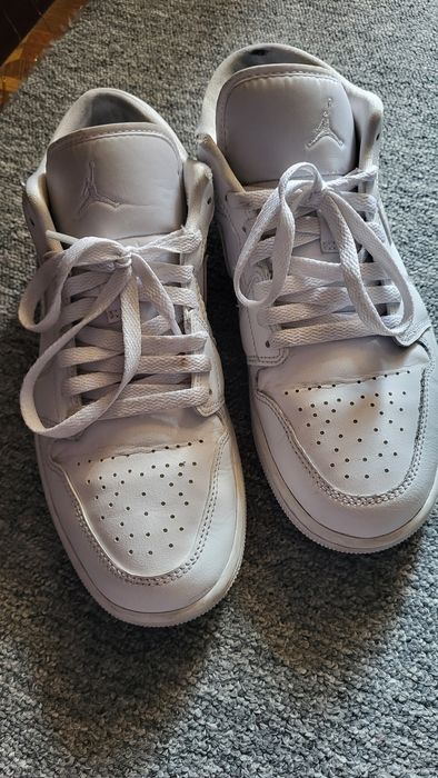 Чоловіче взуття, вживане, в хорошому стані,  є невелички дефекти.