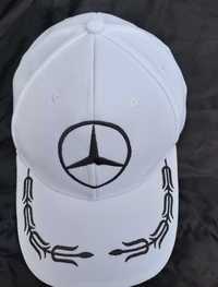 Boné de pala curva com logotipo da Mercedes